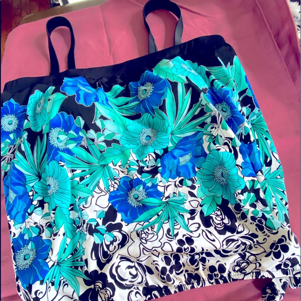🌼🌼🌼Swim Top Women’s 18W...Vibrant Print!!